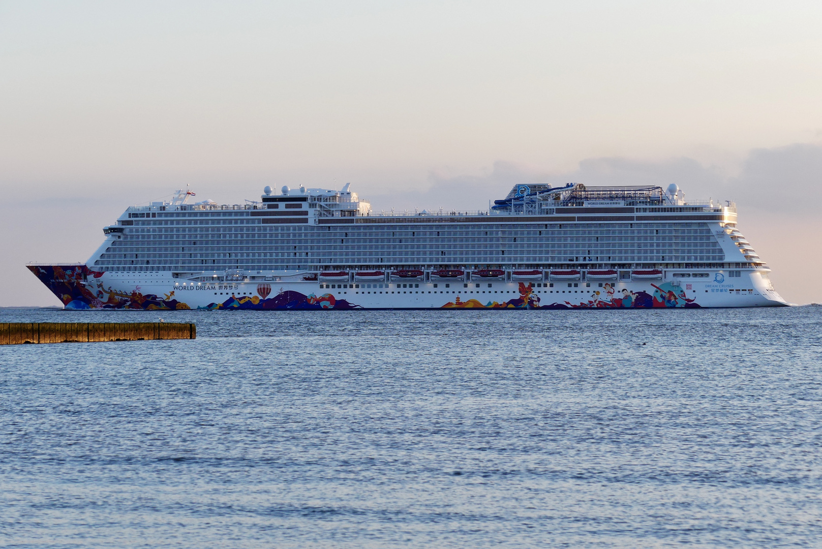 Borkum  -  "World Dream" auf Probefahrt vor Borkum