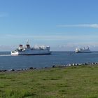 Borkum  -  Zwei Autofähren begegnen sich kurz vor dem Borkumer Hafen ...
