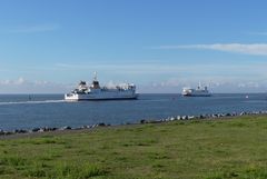 Borkum  -  Zwei Autofähren begegnen sich kurz vor dem Borkumer Hafen ...