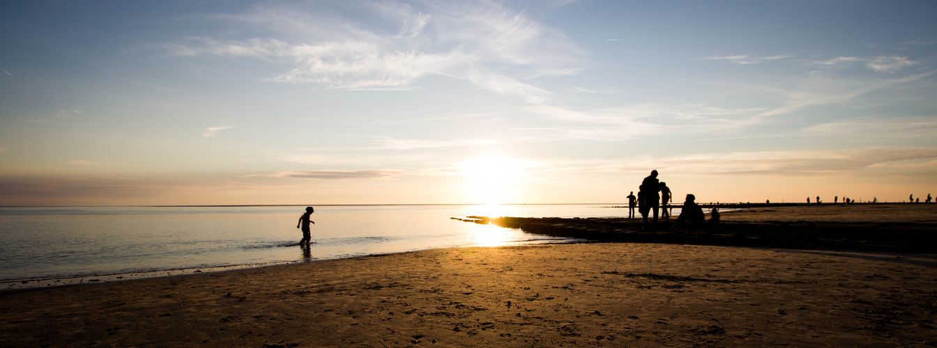 Borkum.beach.silhouettes.