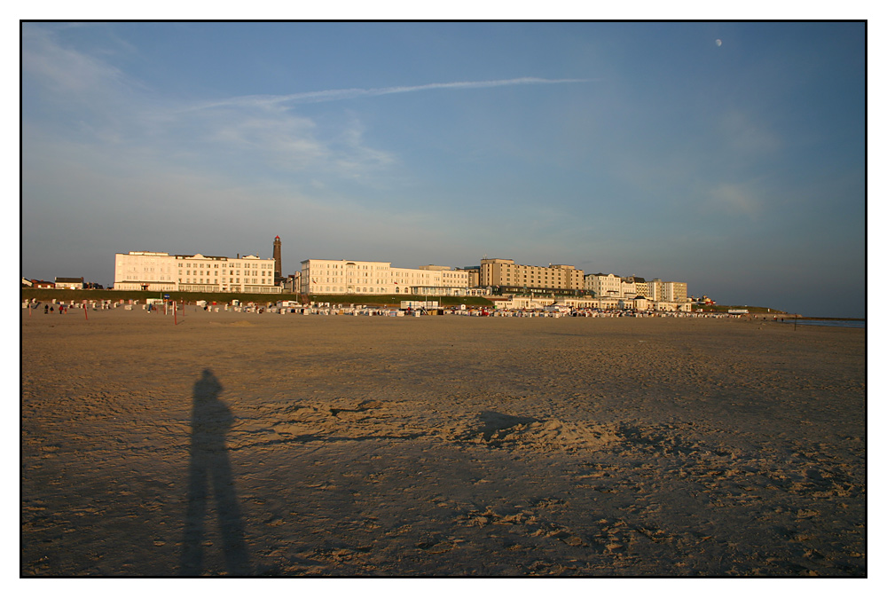 Borkumer Skyline mit Schatten und Mond