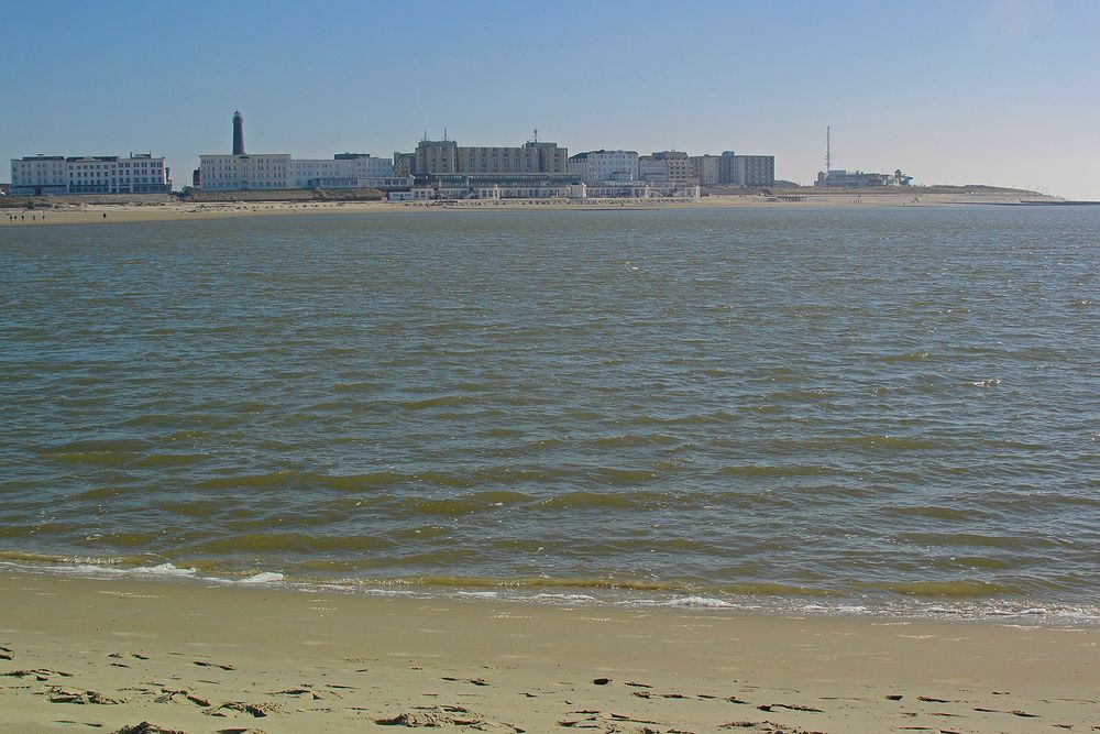 Borkumer Skyline von der vorgelagerten Sandbank aus gesehen