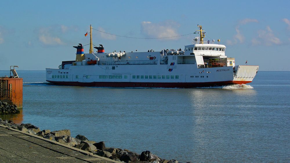 Borkumfähre WESTFALEN verlässt mittags Borkum über die Fischerbalje in Richtung Emden-Aussenhafen