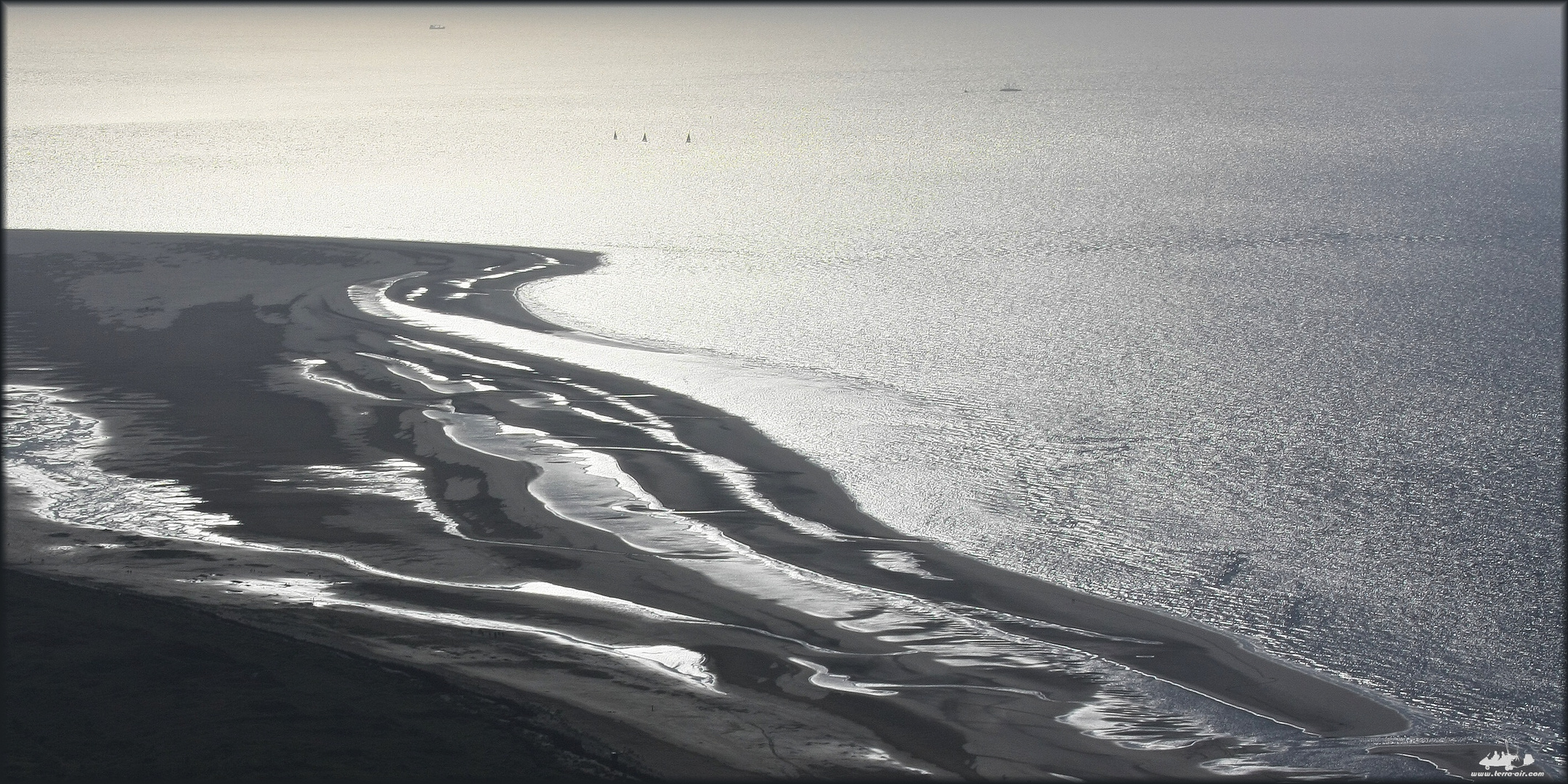 Borkums Strand im Gegenlicht