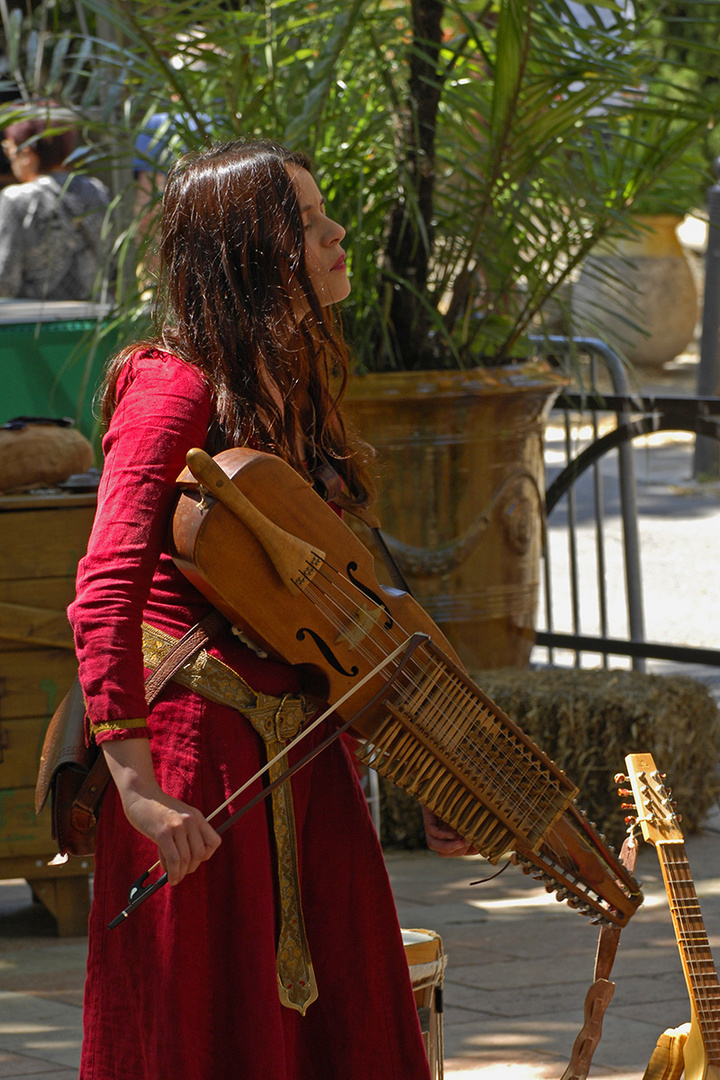 Bormes médiéval 2016 (Pentecôte): Musikantin mit Nyckelharpa / Musicienne du "Dayazell"