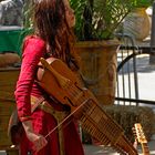 Bormes médiéval 2016 (Pentecôte): Musikantin mit Nyckelharpa / Musicienne du "Dayazell"