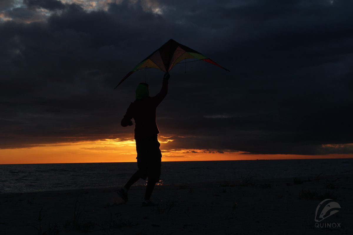 Bornholm_west_coast-Kite_flying_before_storm