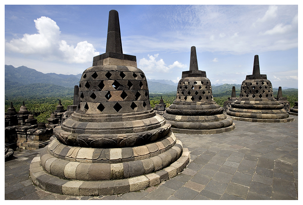 BOROBODUR - Stupas