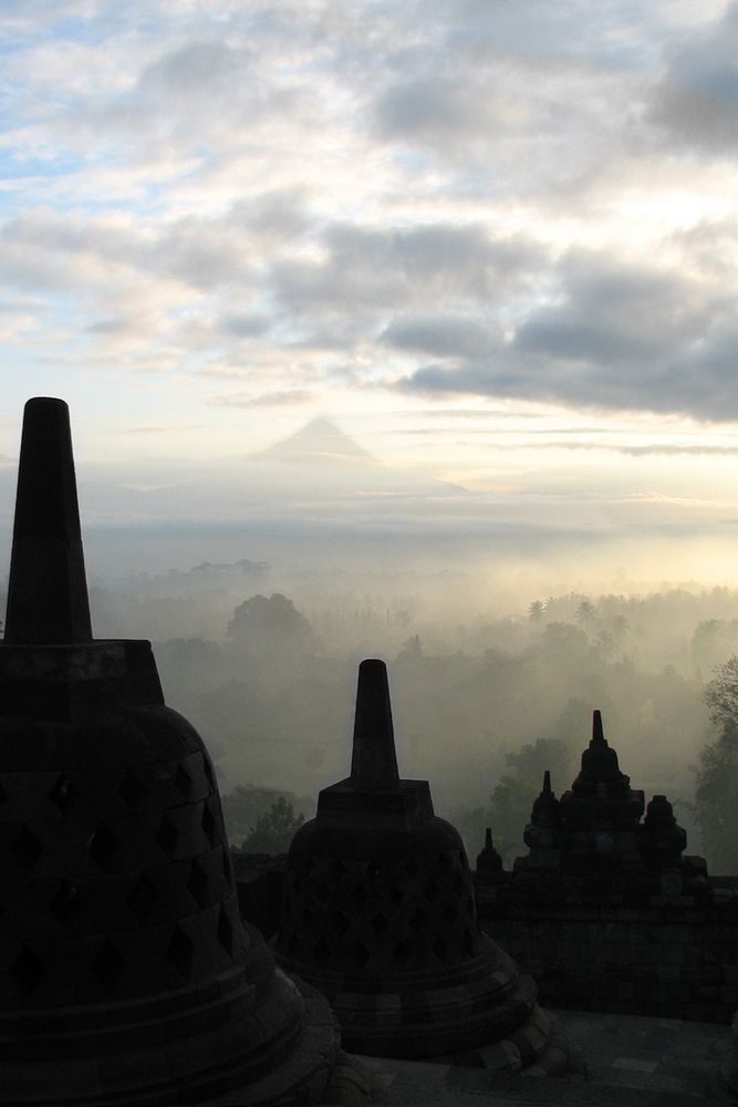 Borobudur, Blick auf den Vulkan Merapi von Sanda N 