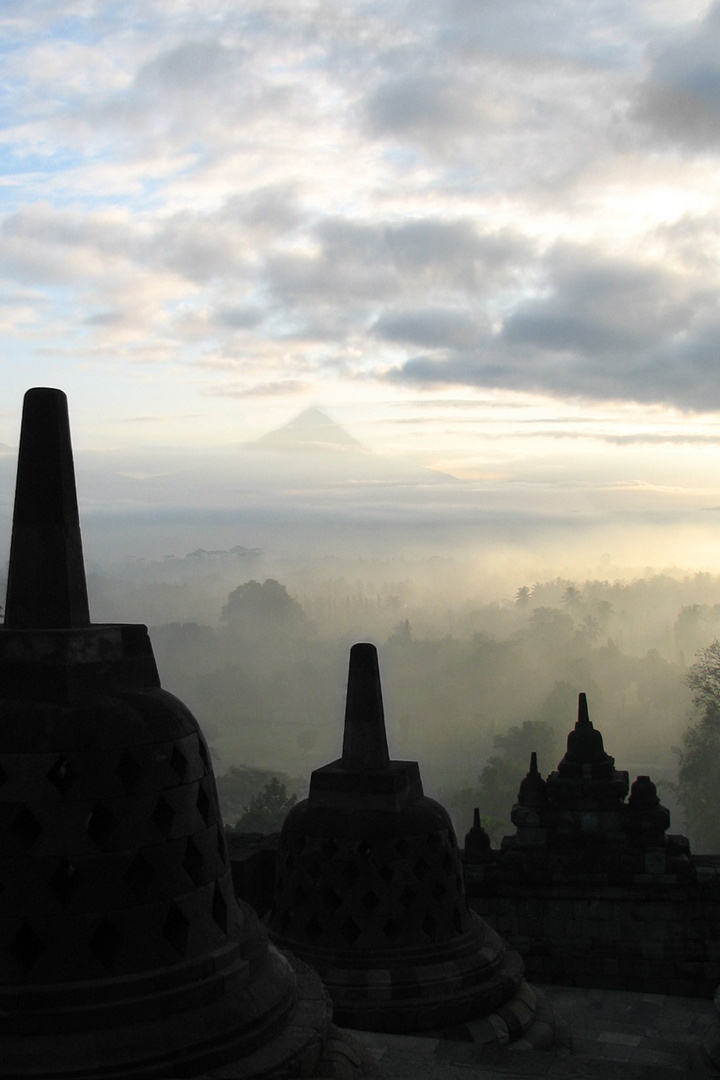 Borobudur, Blick auf den Vulkan Merapi