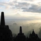 Borobudur, Blick auf den Vulkan Merapi