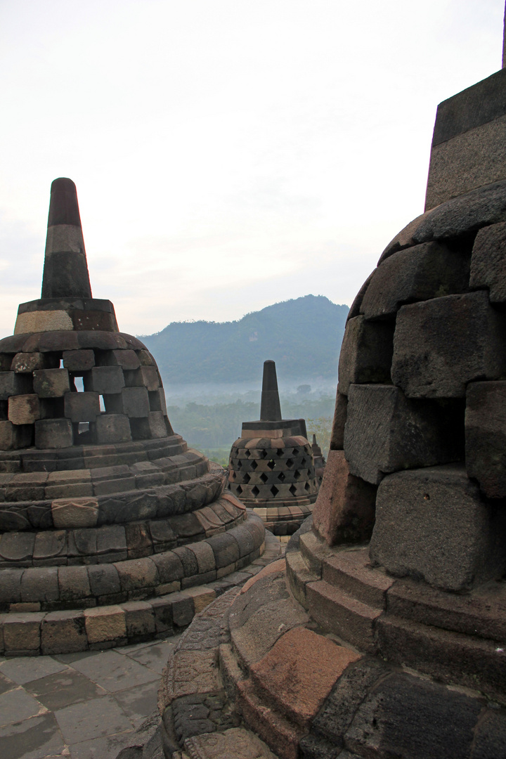 Borobudur - perforierte Stupas 1