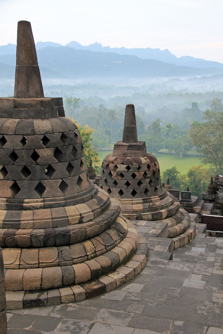 Borobudur - perforierte Stupas