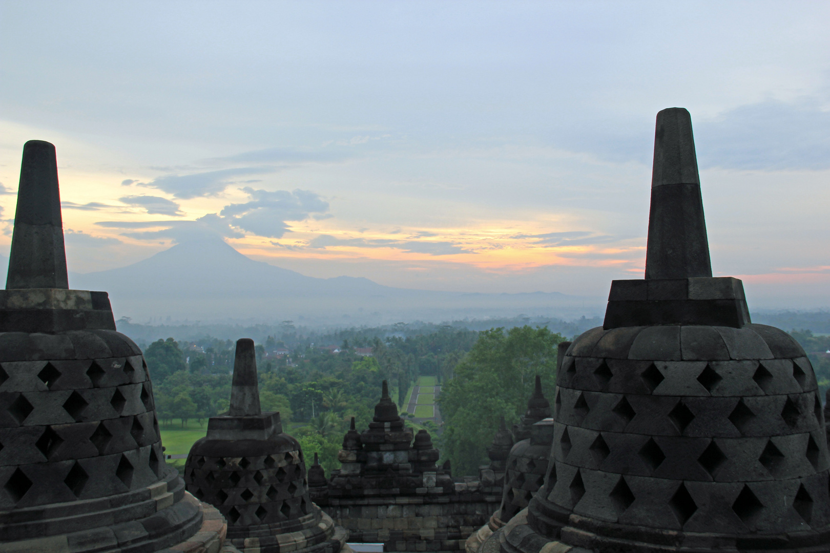 Borobudur - Sonnenaufgang mit Merapi