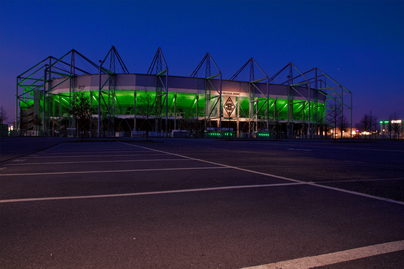 Borussia Mönchengladbach bei vollständiger Nacht