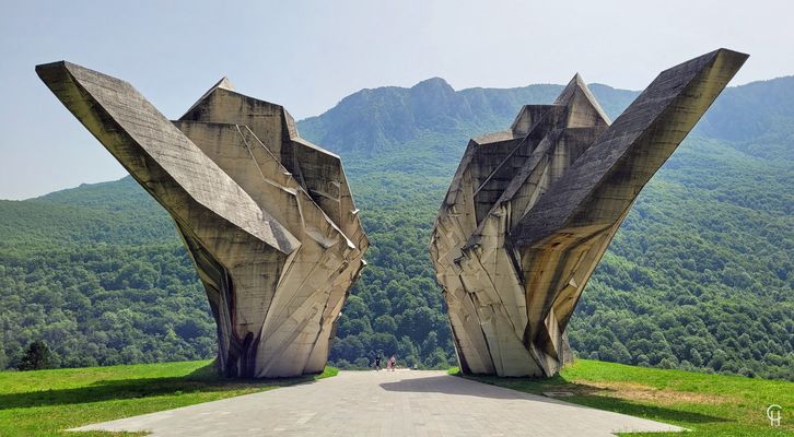 Bosnien Rundreise 2024 - Das Sutjeska Denkmal im Tal der Helden