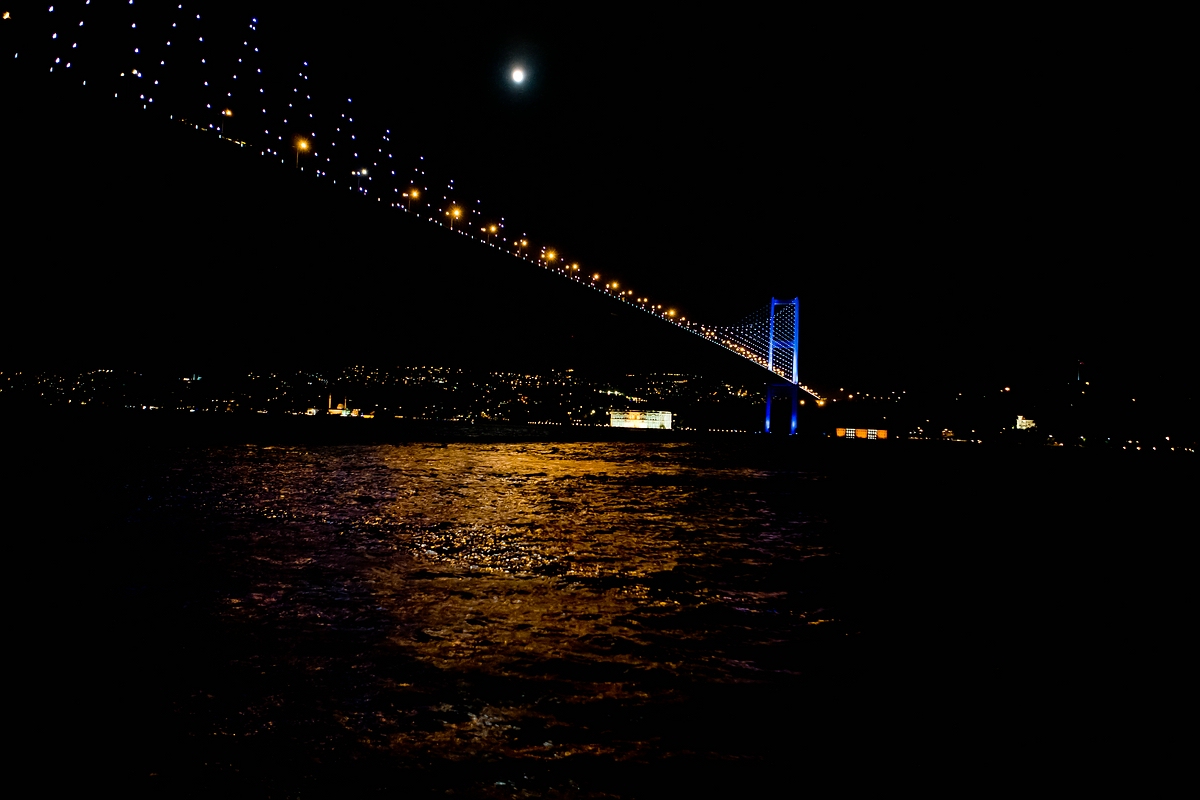 Bosporusbrücke im Vollmond