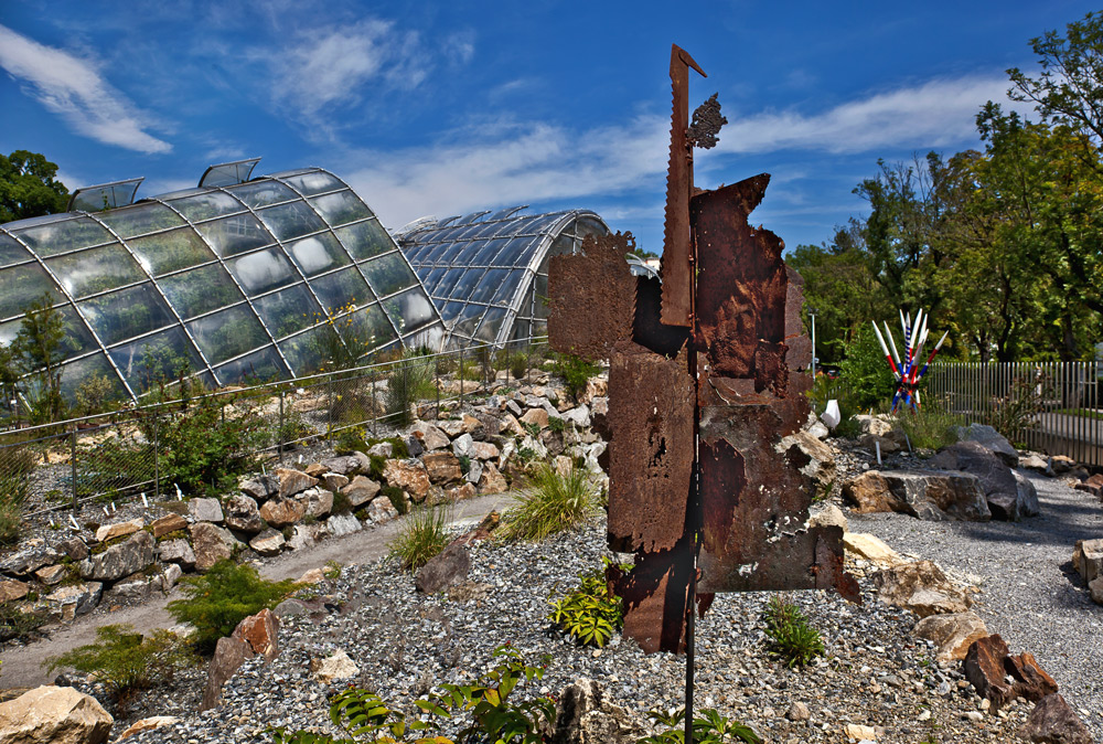 Botanischer Garten in Graz mit Skulptur "No Return" von Uta