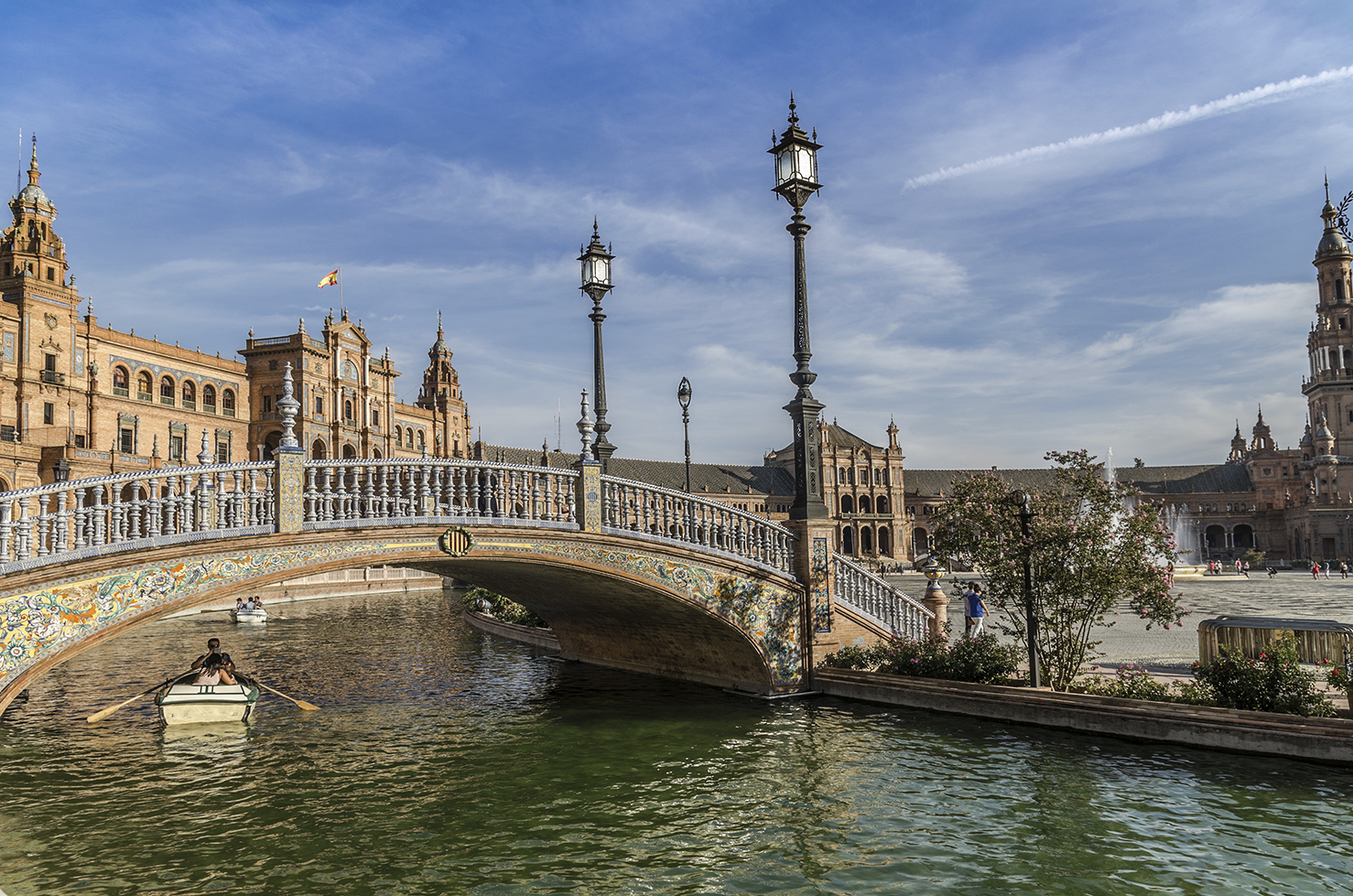 Bote bajo el puente