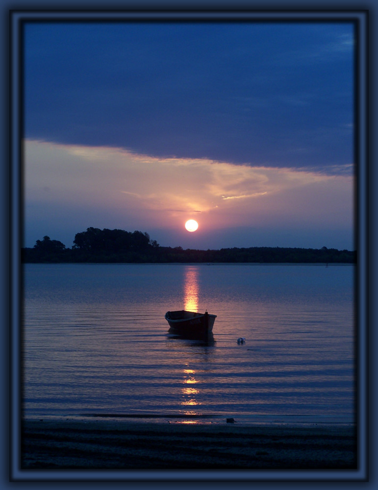 Bote en el atardecer