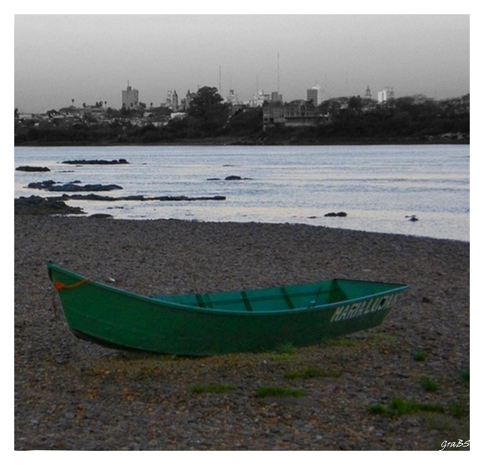 Bote verde en Playa Nebel.