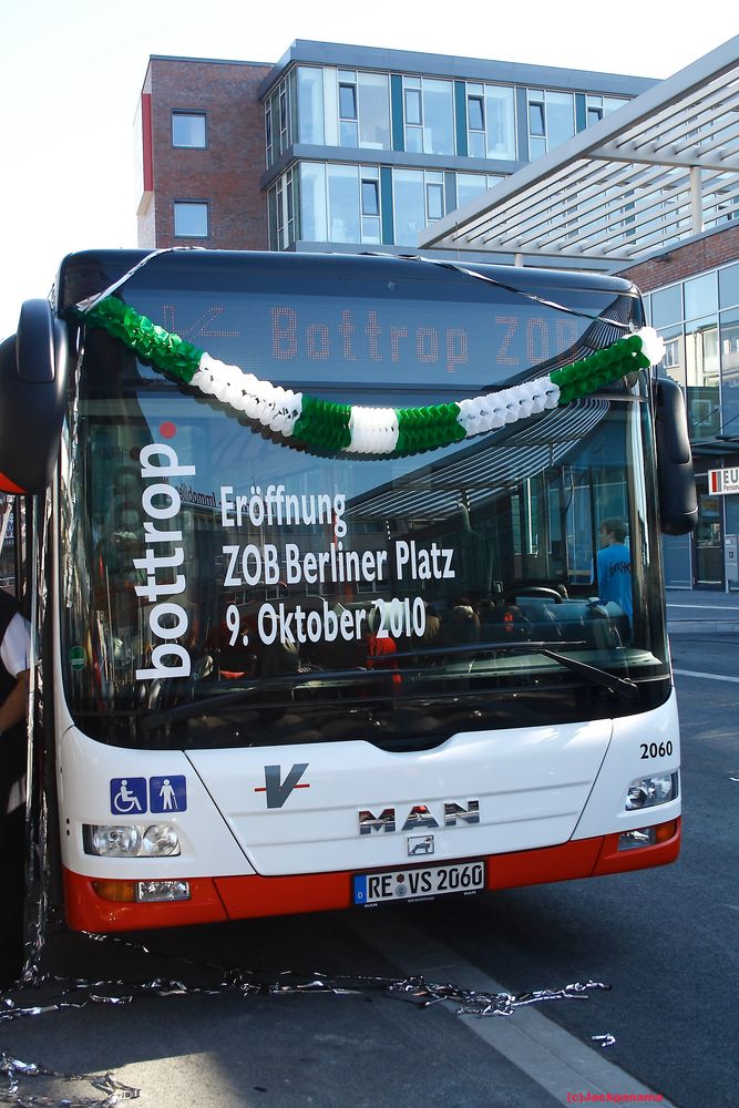 Bottrop: 11 Uhr Eröffnung d. Zentr. Omnibus Bhf (ZOB) Berliner Platz am Samstag, dem 9.Oktober 2010