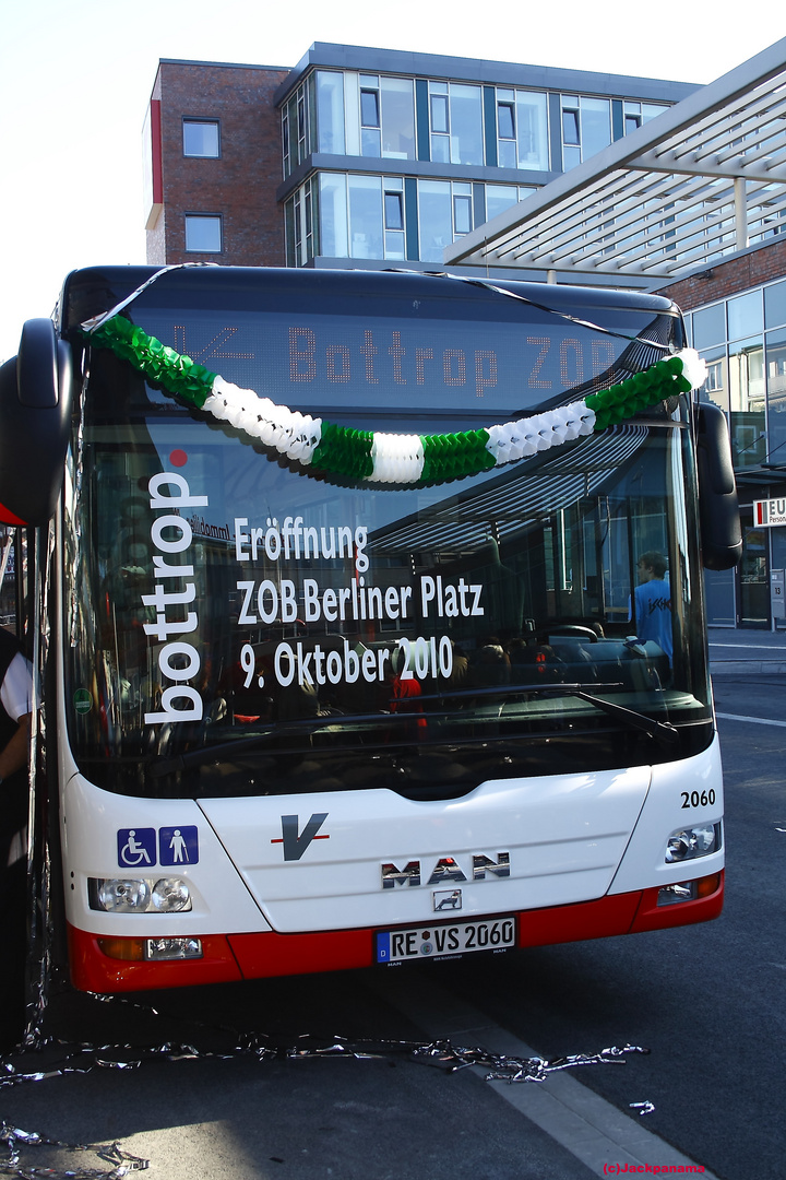 Bottrop: 11 Uhr Eröffnung d. Zentr. Omnibus Bhf (ZOB) Berliner Platz am Samstag, dem 9.Oktober 2010