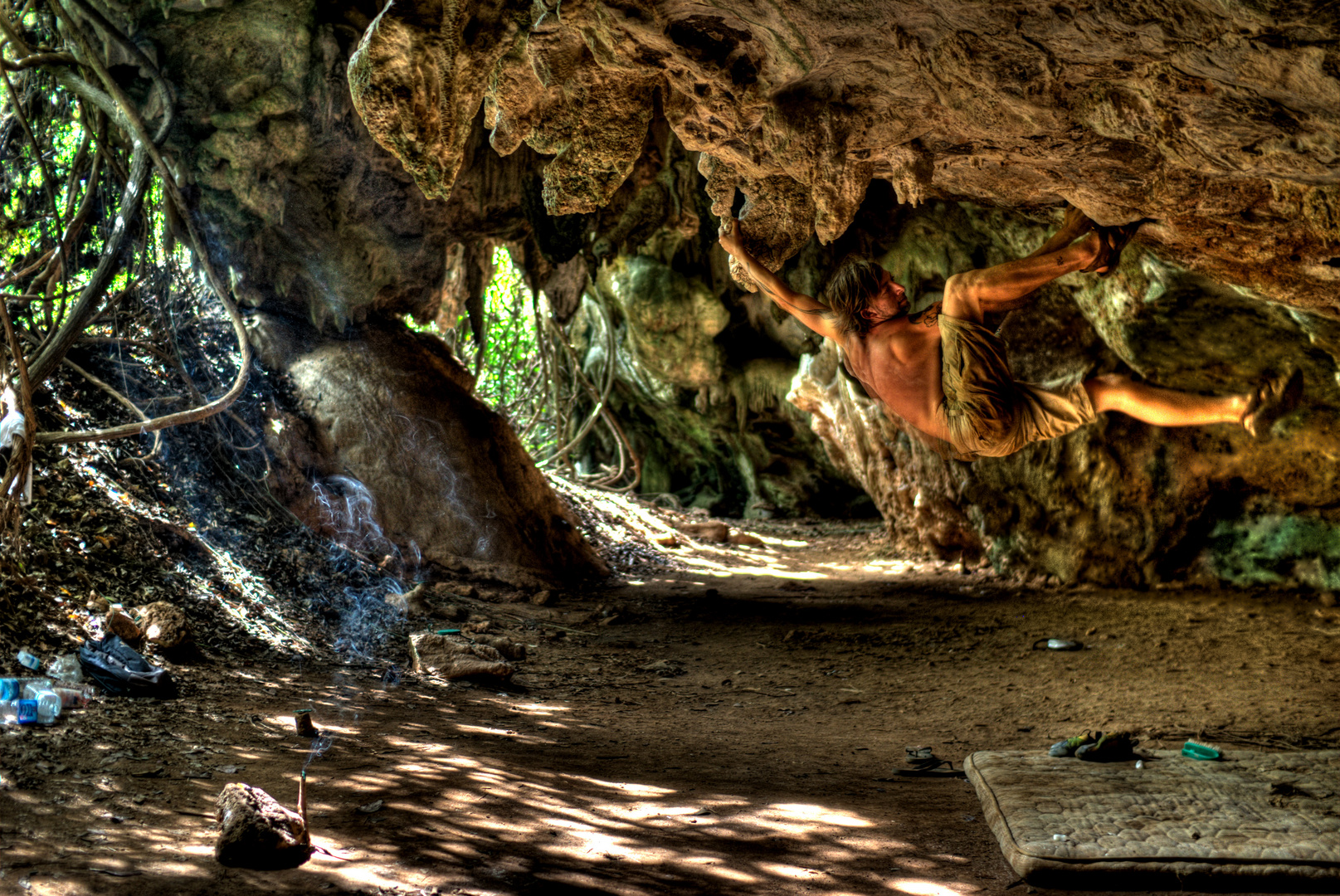 bouldering cave tonsai thailand