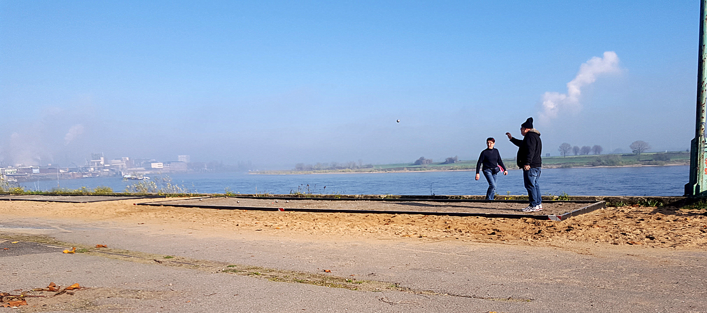 Boule am Rhein