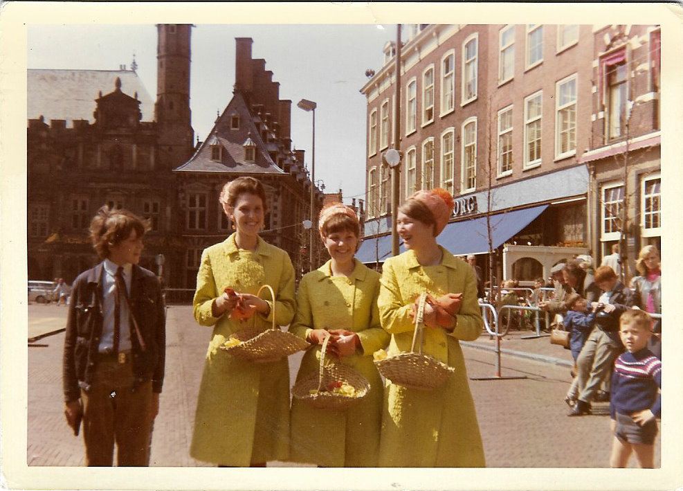 Bouquetières dans une rue d'Haarlem (Pays-Bas) en 1967