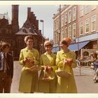 Bouquetières dans une rue d'Haarlem (Pays-Bas) en 1967