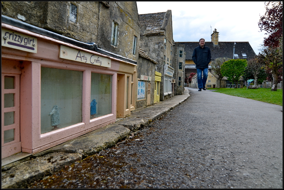 Bourton-on-the-Water anno 1937... und ein Riese