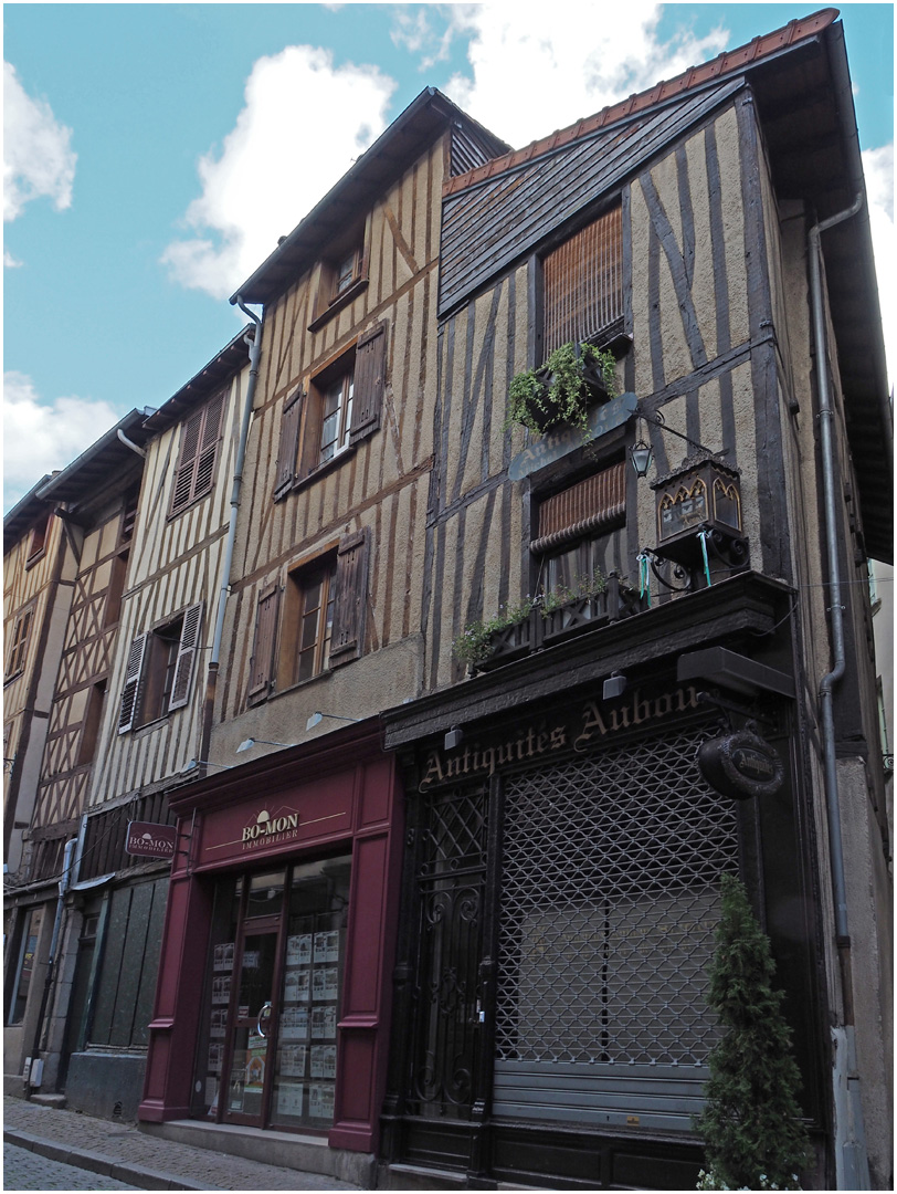 Boutiques dans la vieille ville de Limoges photo et image europe
