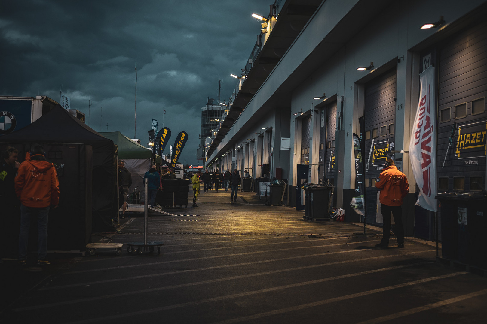 Boxengasse in der Nacht