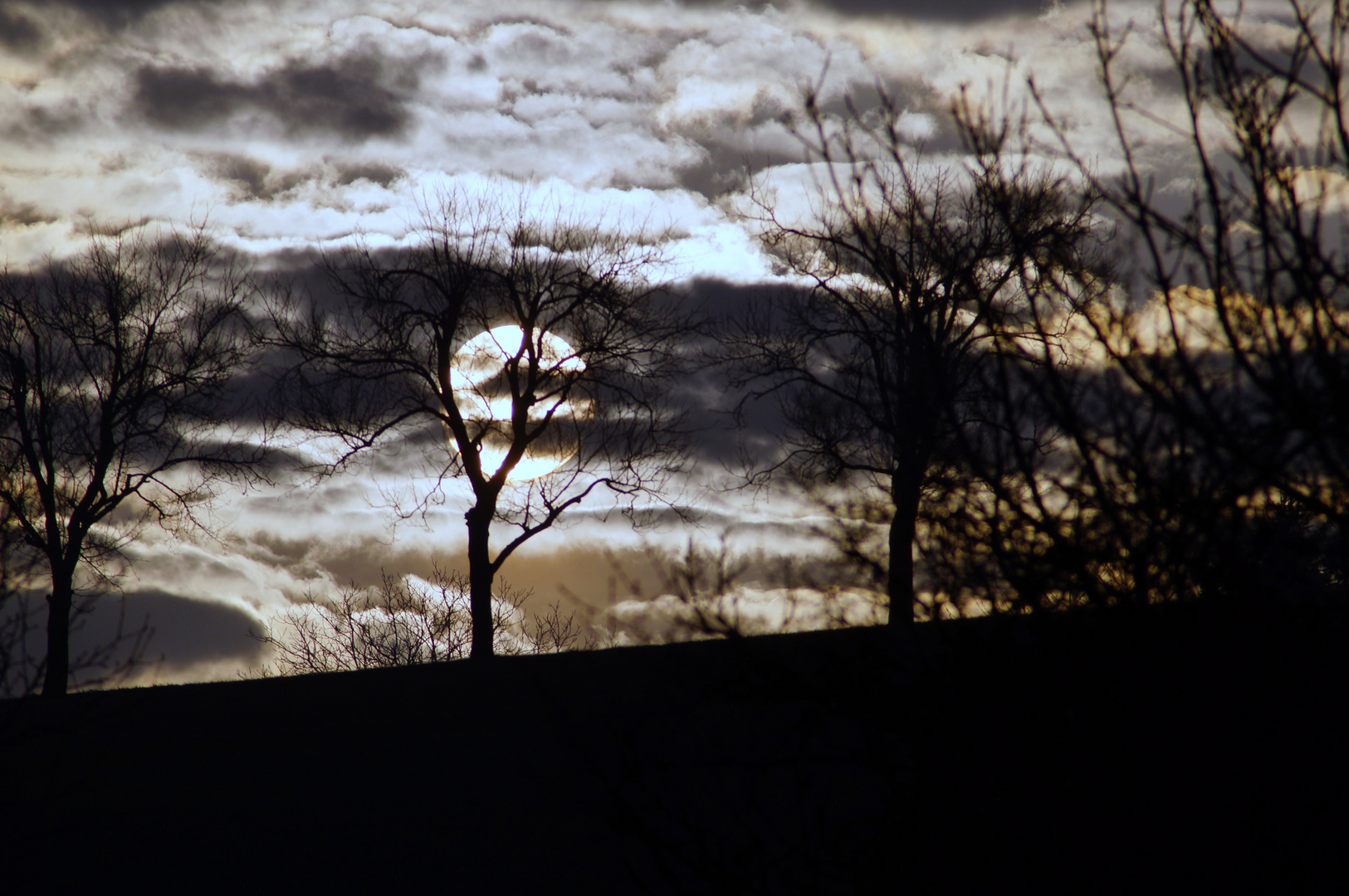 Boxkampf Sonne gegen Regenwolken