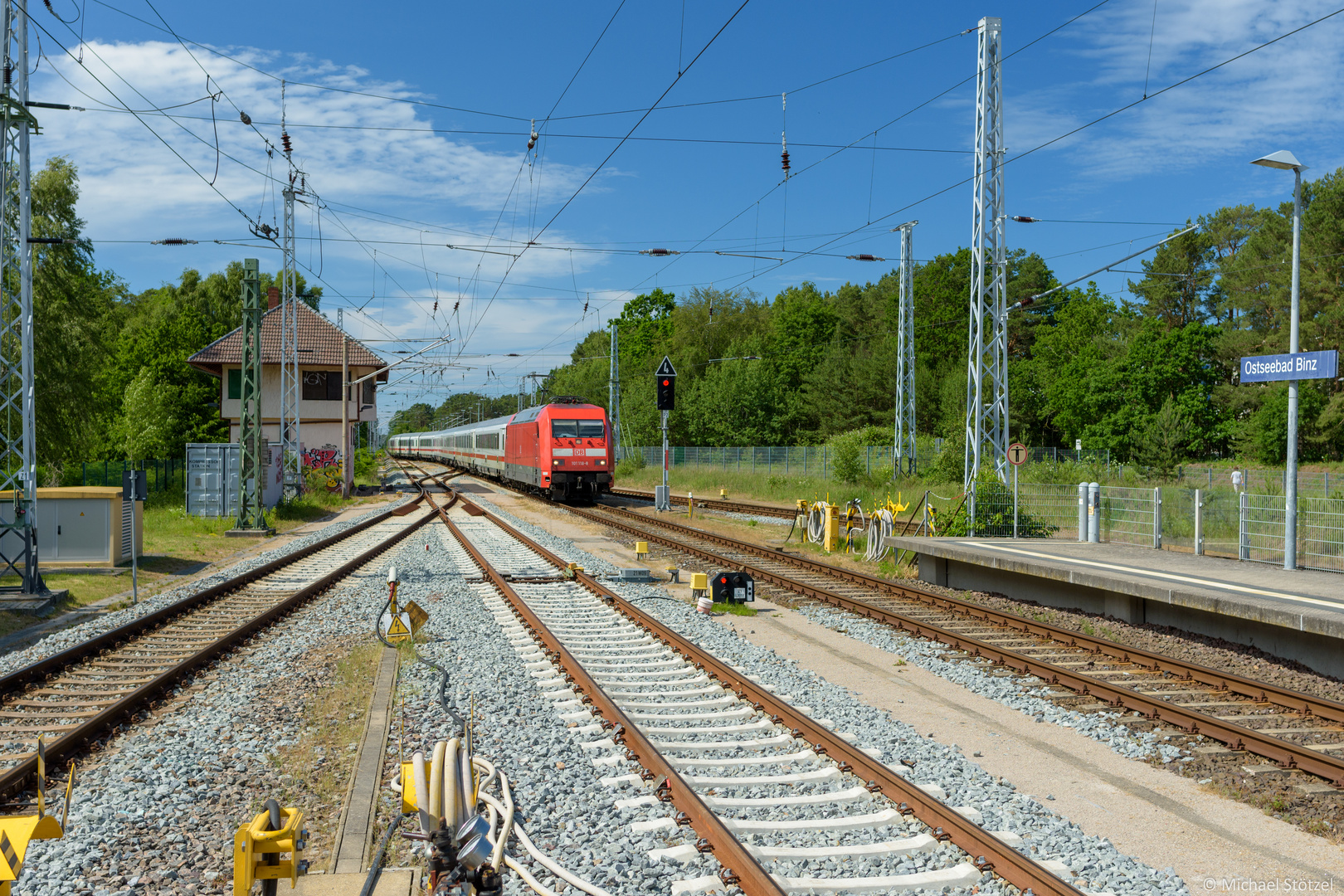 BR 101 118 mit IC 2212 im Bahnhof Ostseebad Binz