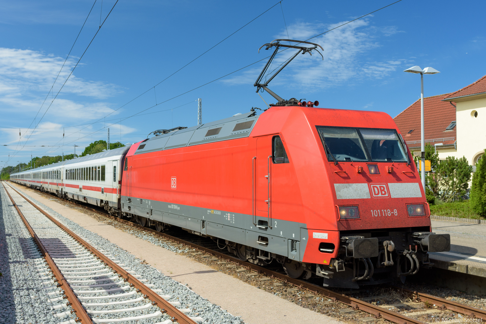 BR 101 118 mit IC 2212 im Bahnhof Ostseebad Binz