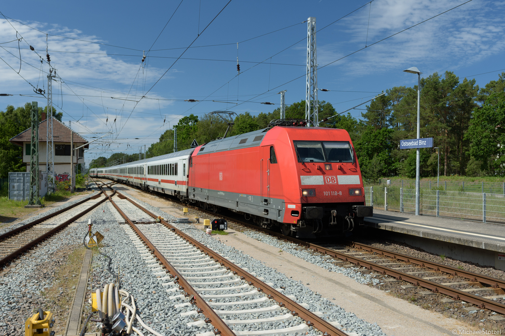 BR 101 118 mit IC 2212 im Bahnhof Ostseebad Binz