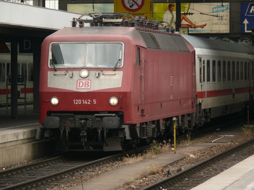 BR 120 in München Hbf. wartend vor IC Foto & Bild | dampf-, diesel- und ...