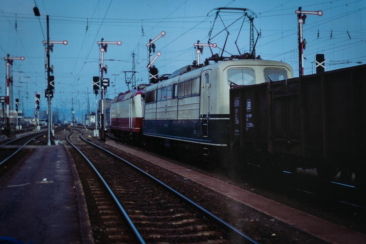 BR 120 und BR 151: in Doppeltraktion vor einem Güterzug