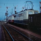 BR 120 und BR 151: in Doppeltraktion vor einem Güterzug