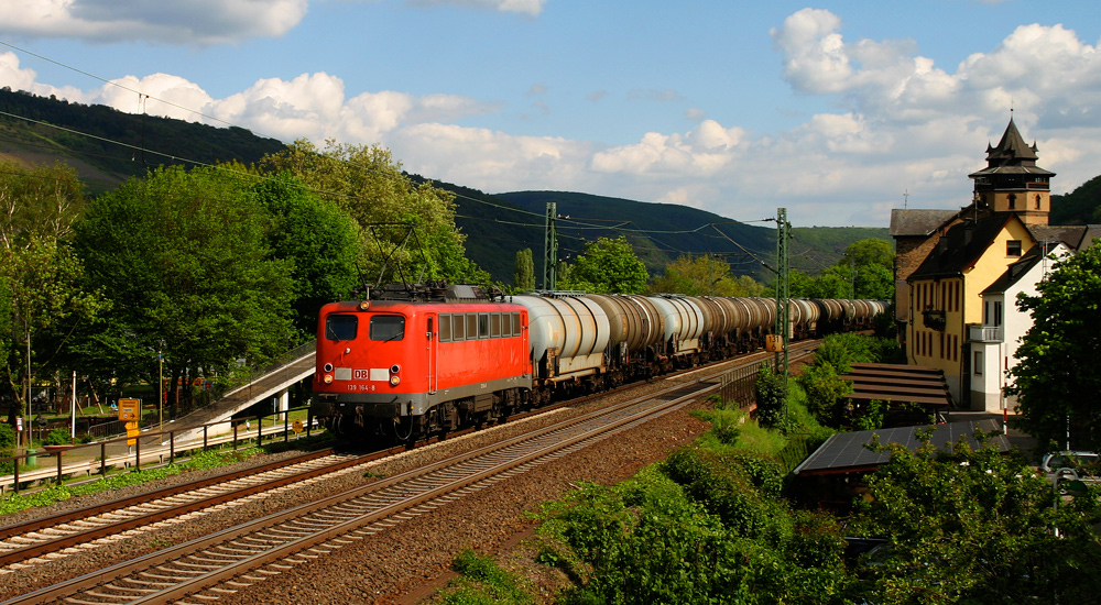 Br 139 mit Güterzug nahe der Lorelei am Rhein