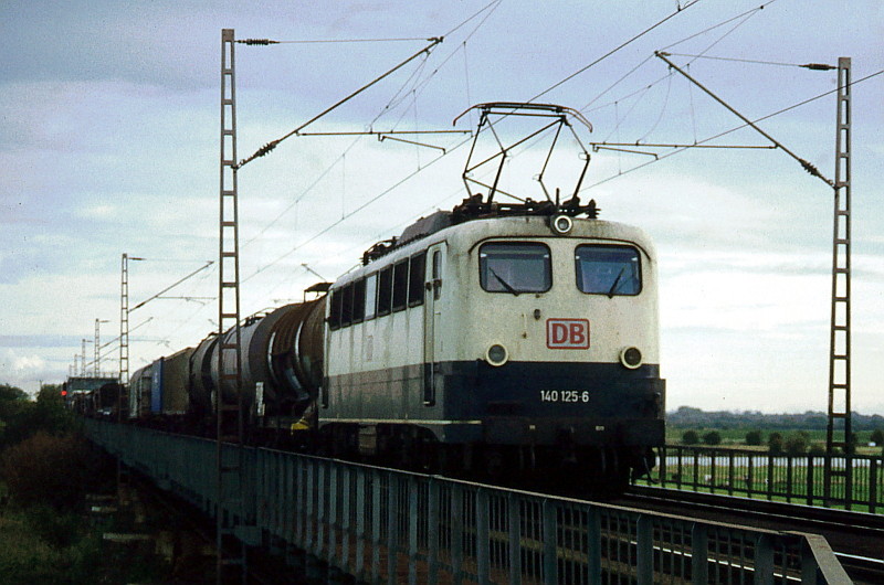BR 140 125 auf der Weserbrücke bei Dreye