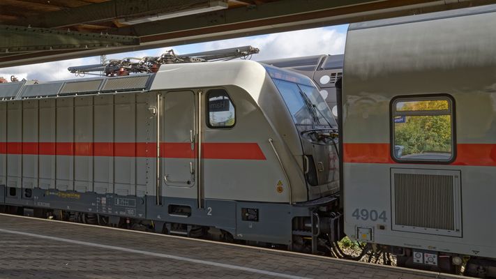 BR 147: Unten im grauen Band über dem Drehgestell ist eine "160" (km/h) vermerkt.