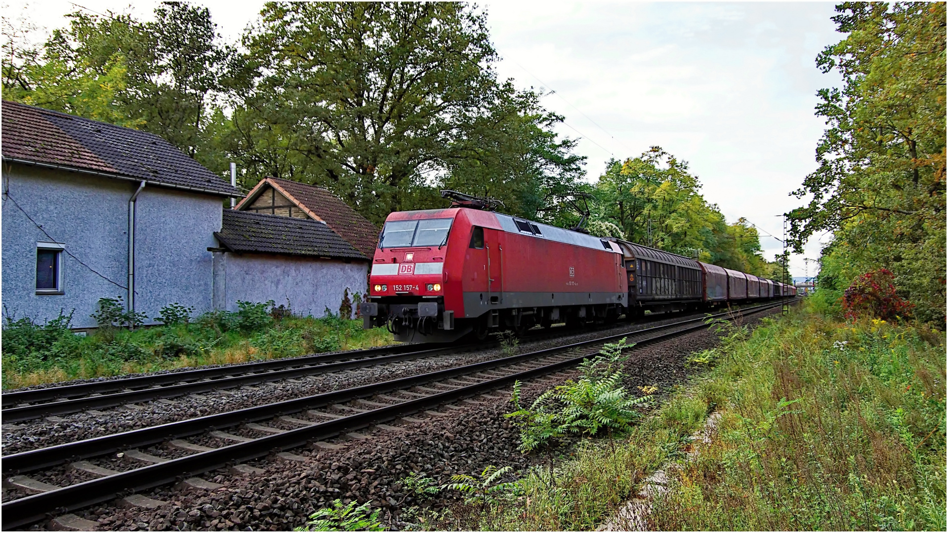 BR 152 157-4 DB mit ihrem Güterzug