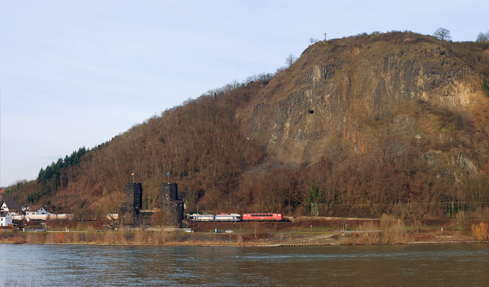 BR 155 mit dem täglichen Gemischtwarenladen