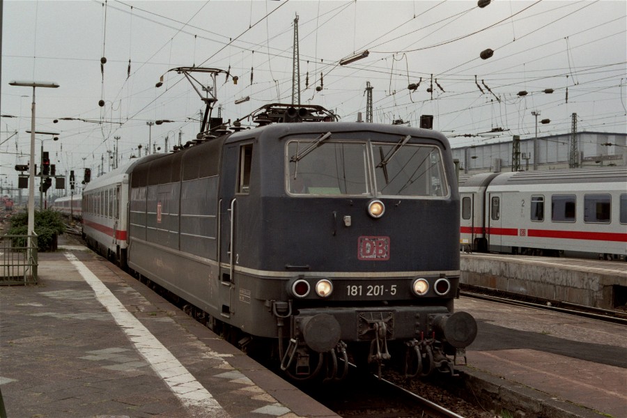 BR 181 im Frankfurter Hauptbahnhof