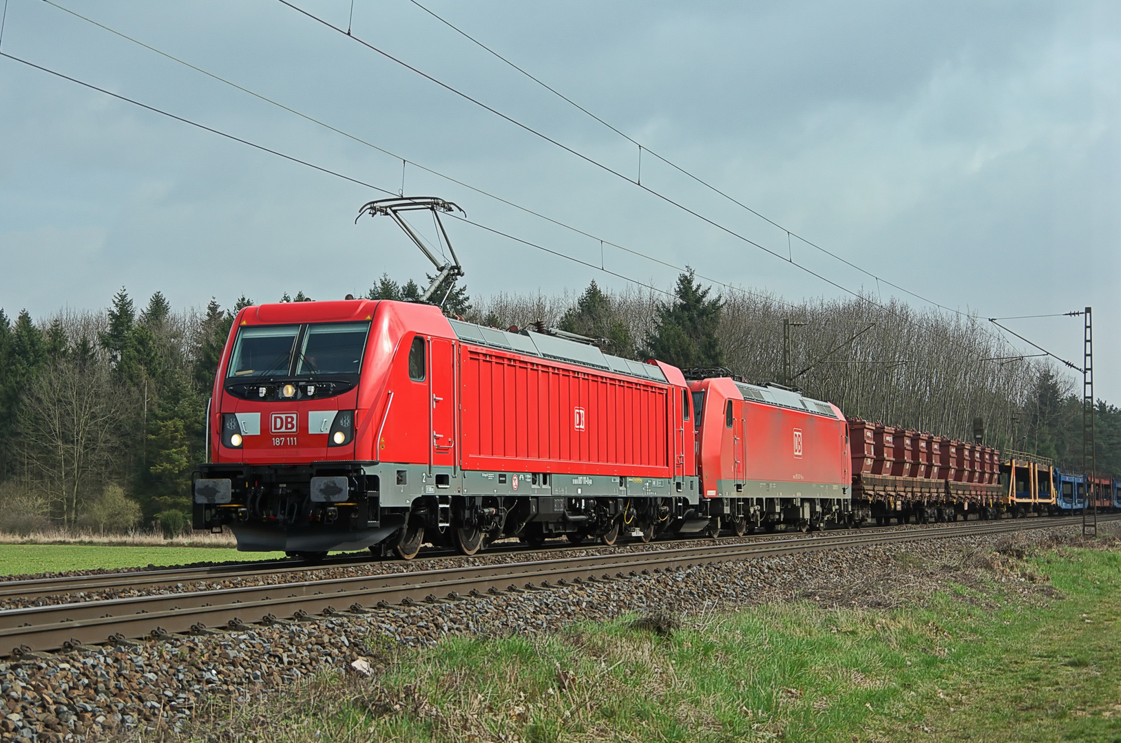 BR 187 111 und eine 185 DB vor einem gem. Güterzug