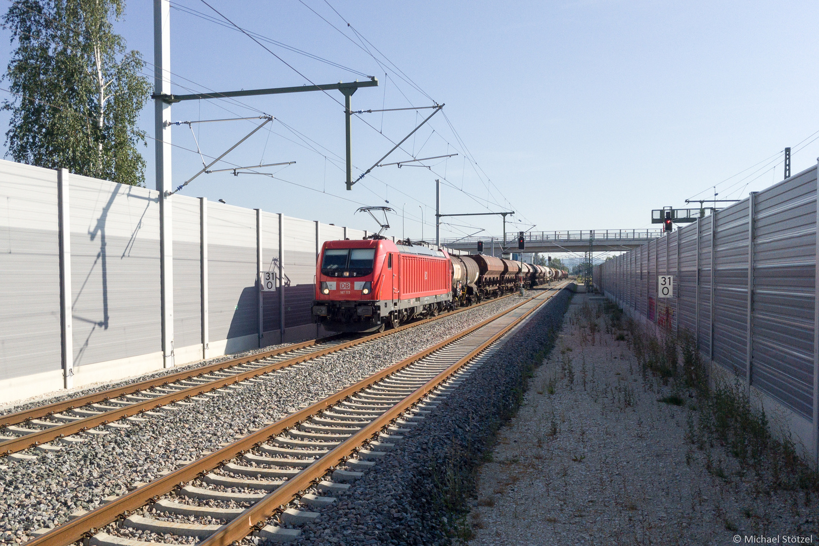 BR 187 113 mit einem Güterzug bei der Durchfahrt durch Baiersdorf