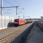 BR 187 113 mit einem Güterzug bei der Durchfahrt durch Baiersdorf